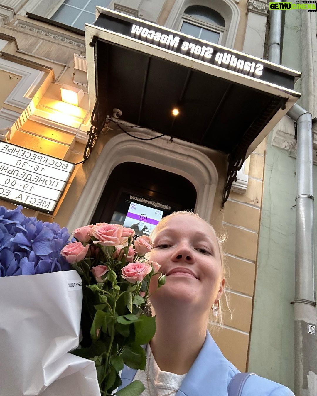 Varvara Shcherbakova Instagram - Августовский рандом! Лето почти закончилось. Я успела: поработать, отдохнуть, опять поработать, поболеть и два раза победить простуду на губе, снять квартирник, снова набрать чуть кг, которые скинула весной(, переехать, перевезти маму, приготовить ужин впервые за кучу времени, почти пересмотреть сериал «Клон», а также побывать в трёх странах! А как ваше лето?☀️