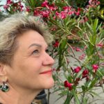 Varvara Shcherbakova Instagram - Просто мы с мамой! И отдельно мама в цветах! Это ещё одна пояснительная бригада к сторис про переезд) Я взяла вторую ипотеку поближе к работе, а мама будет жить в моей любименькой квартирке в Балашихе😍 Теперь мы будем видеться чаще! Я этому очень рада! Но сначала надо разобрать все сраные коробки……