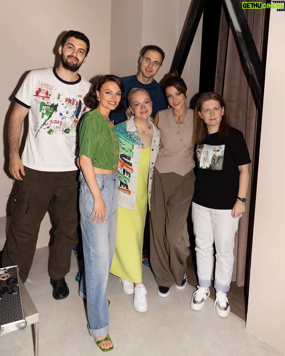 Varvara Shcherbakova Instagram - Привет!!! Это выпуск женского форума с Бьянкой!!!!! А эта джинсовая курточка моя так хорошо сидит на мне, она была обнаружена в магазине @ioro_store ! В самом настоящем @trend_island 😍
