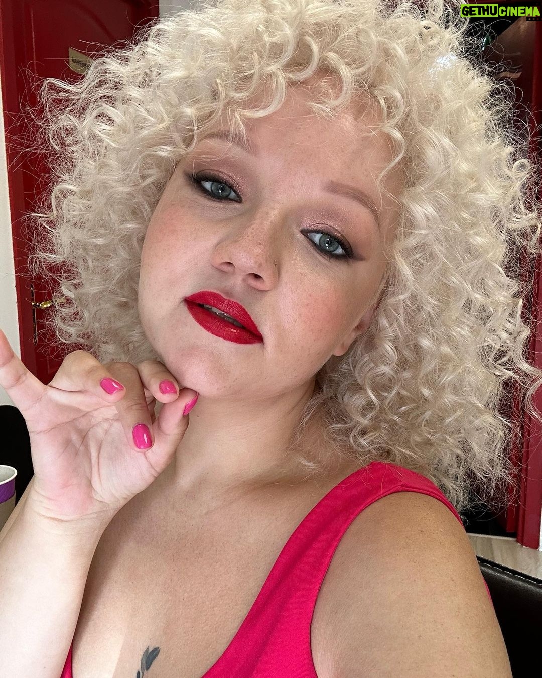 Varvara Shcherbakova Instagram - Я встала в 7 утра, чтобы ехать к остеопату! И что, вы не простите мне эту прическу?…… А теперь креативный вариант подписи!!! «Когда придумала, как скрывать алопецию»! Ваши креативные подписи оставляйте, плиз, в комментариях👇🏻 Ну, там… «карбонара с сисями»… Или «лобок порноактрисы 70-х»… Дело рук @ilonamakeup 👩🏼🦱❤️