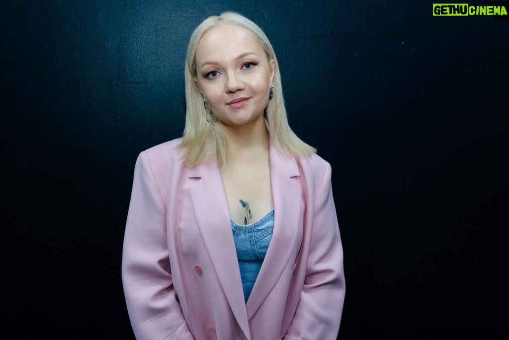 Varvara Shcherbakova Instagram - Просто много меня в розовом пиджаке! О, этот мучительный выбор новой аватарки…… 📸 @shlnch