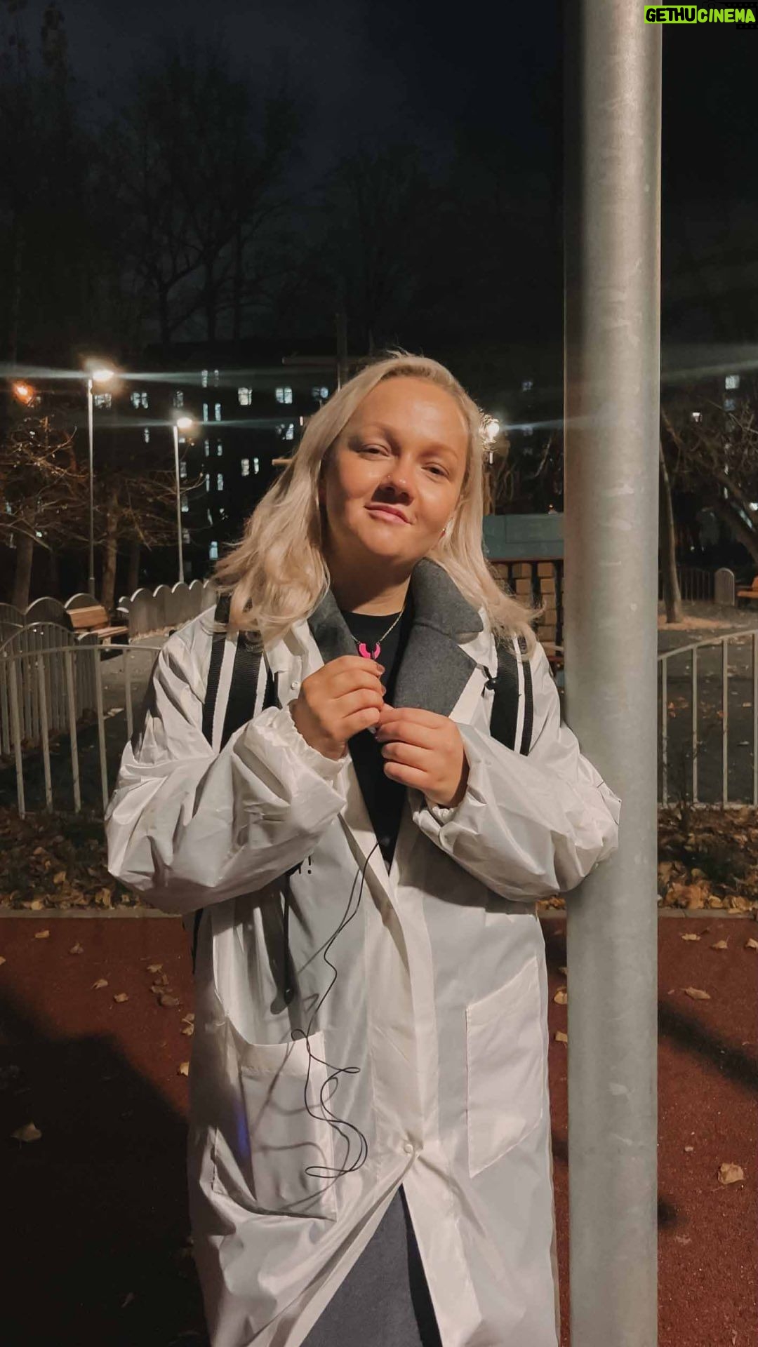 Varvara Shcherbakova Instagram - В России миллионы одиноких пенсионеров, которым некому помочь. Многие из них уже не в силах заботиться о своем здоровье, готовить еду и даже выходить из дома. Как их поддержать? Волонтеры фонда «Дари еду» разносят горячие обеды одиноким пожилым людям. В месяц проект кормит тысячи нуждающихся, а обеды готовит на собственных социальных кухнях. Это забота о тех, кому ее не хватает. А в ответ волонтеры всегда получают тепло и благодарность! 9 ноября к благотворительной доставке присоединилась стендап-комик Варвара Щербакова. Пара часов времени, фирменный белый плащ и термосумка с горячими обедами — все, что нужно, чтобы на этот период стать доброй волшебницей. Варвара с удовольствием показывает на камеру прекрасные зеленые бусы из бисера. Украшение сплела одна из подопечных фонда и подарила девушке. Вот так: ты супчик и салатик, а тебе — уникальную ручную работу. А все потому, что бабушка рада видеть нового неравнодушного человека, который пришел ее поддержать. Некоторые пенсионеры даже не сдерживают слез. Ведь для них обеды — возможность сэкономить деньги и сберечь здоровье. А не считать копейки и с больными ногами стоять у плиты часами. Вы тоже можете стать волонтером «Дари еду». Просто выберите день, возьмите термосумку с обедами и угостите пенсионеров. Хорошее настроение обеспечено! Переходите в профиль @dariedu, смотрите актуальное волонтерское расписание на новую неделю и записывайтесь по ссылке в шапке профиля. Важен каждый маленький шаг.