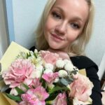 Varvara Shcherbakova Instagram - Если честно, в последний год мне редко удаётся получить удовольствие от выступления. Наверное, это легкое профессиональное выгорание🤷🏼‍♀️ Каждое выступление со стендапом похоже на предыдущее. Разница только в том, как его соберешь! Вот я крейзи сегодня! Расскажу аж две истории про говно! Ну, так веселюсь) Когда я начинала выступать со стендапом, я ведь ещё и работала на работе! Поэтому, конечно, каждый вечер, когда я что-то где-то рассказывала, был для меня настоящим праздником! А теперь я так не радуюсь, не жду, не спешу. Наверное, каждая работа однажды становится рутиной. У меня офигенная работа! Я не жалуюсь! Но уже больше работа все-таки. Безусловно, я все ещё волнуюсь перед выходом! Я переживаю за результат. Я же ещё и тревожная! Но вот именно кайфануть на сцене - это нынче большая редкость, к сожалению. Сегодня вот был один из тех редких концертов, когда мне не хотелось уходить, потому что так было классно! Конечно, это всегда заслуга зрителей! И эта подборка с цветами от вас сделана мной в последние пару месяцев. Это тааак приятно всегда! Вы бы знали! Спасибо за это признание❤️ Мы признательны в ответ) P.S. Клянусь, я каааждый раз жду , что мне кто-то что-то подарит😂 Я понимаю, что это вообще не обязательно (вы вообще-то купили недешевые билеты!), но жду всегда))))) ЭТО НЕ НАМЕК! Я поэтому после поклона ещё хожу по сцене, как собака, заглядываю в глаза😂 Ещё много-много раз большое спасибо! Когда я стану сбитым летчиком, я буду в странной одежде давать интервью Алёне Блин и рассказывать, как я когда-то была популярна, и люди дарили мне цветы, ахаха, какой был сааамый странный подарок от поклонников! Обнимаю каждого в этом чатике🫂❤️ Господи, да как же это все приятно!!! Пока писала пост, аж расплылась) всё, не могу говорить, улыбаюсь!!!