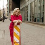Varvara Shcherbakova Instagram - Разумеется, это фото, В ПЕРВУЮ ОЧЕРЕДЬ (first), для лайков!!! Secondly, возникла мысль! Когда я смотрю выступления других комиков, я включаю критику: «круто, я бы так не смогла», «почему это придумала не я», «я бы сделала лучше», «вау, вот это кроссовки»! И вот вопросик появился. Вы тоже критично оцениваете работу других людей, если это и ваша работа тоже? То есть, допустим, вы - мастер маникюра. Вы пришли на маникюр. И вы можете расслабиться? Или на вечной оценке? Слава богу, не занимаюсь ни фото, ни мейком, поэтому спокойно восхищаюсь работой @anngorrbacheva и @ilonamakeup 😌