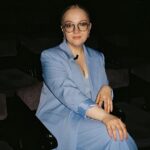 Varvara Shcherbakova Instagram - 1997 год. Основательница журнала «Важное эбало» Варвара Щербакова в своём кабинете на минус первом этаже Москва тити-мити! На этом фото в данный момент ХУДЕЮ! ХОЧУ ЖРАТЬ! Спасибо🫶🏻 P.S. Скоро новый выпуск @zhenski_forum ! Ждётиииии?) Фото @liza.sobolevaa 💞 Важная птица