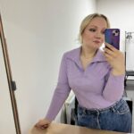 Varvara Shcherbakova Instagram - Быть для всех хорошей - невозможно. Щас время такое! Даже мать Тереза имела бы парочку хейтеров. Можно позволить себе злиться, ревновать, завидовать, ненавидеть. Можно беситься, если вас выбесили. И ругаться, если вас толкнули в метро. Если вы расстроились, это не значит, что у вас недотрах! Иногда трах бывает такой, что вы подумаете: «Даже смерть хомячка не расстроила меня так, как секс с Геннадием». Невозможно всё время быть хорошим человеком. Потому что это никому не нужно. Если вы никогда не даёте повода на себя позлиться, вас начнут ненавидеть именно за это. ОЙ, БЛЯДЬ, СВЯТОЙ КАКОЙ! ДА ПОШЁЛ ОН В ЖОПУ!!! ТОЖЕ МНЕ, ВОЛОНТЁР!!! ПРОСТО ХОЧЕТ ГРАМОТУ!!! Я никому не откажу. Я ворвусь с поддержкой, даже если меня не просили. И вот, значит, иду я как-то по улице, вижу - лежит дяденька, очевидно, бомж, и, кажется, не дышит… Я испугалась! Вызвала скорую помощь. Приехали врачи, что-то ему дали, он протрезвел……… И сказал мне БОЛЬШОЕ СПАСИБО!!! (нет) ПОШЛА НА ХУЙ!!! Больше я не хочу быть хорошей! Хочу быть смелой. И, если баба в метро мне нахамила, хочу мощно отхерососить её в ответ. А не как вчера!!! Меня отхабалили по полной, а я сказала: «Ну что же вы так…» 💄 @nina_nezhinskaia 👚 @binitra_bini Я хорошая