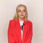 Varvara Shcherbakova Instagram - Вышел новый выпуск «Женского форума» с прекрасной Екатериной Скулкиной! Было трепетно))) ляпнула, естественно, что «я на вас росла»😂 Ой, Варвара, а что это за пиджачок на тебе??? Да вы чего! Это же @brmsk_store ! То, что нужно для ярких девчонок))) Ладно, меня покорили эти бирочки, которые больше фурнитура. Это тааак стильно выглядит🤩 И футболка тоже @brmsk_store ! Джинсы, кроссовки сама сшила… Всем бай! Ссылка в описании профиля и сторис😌