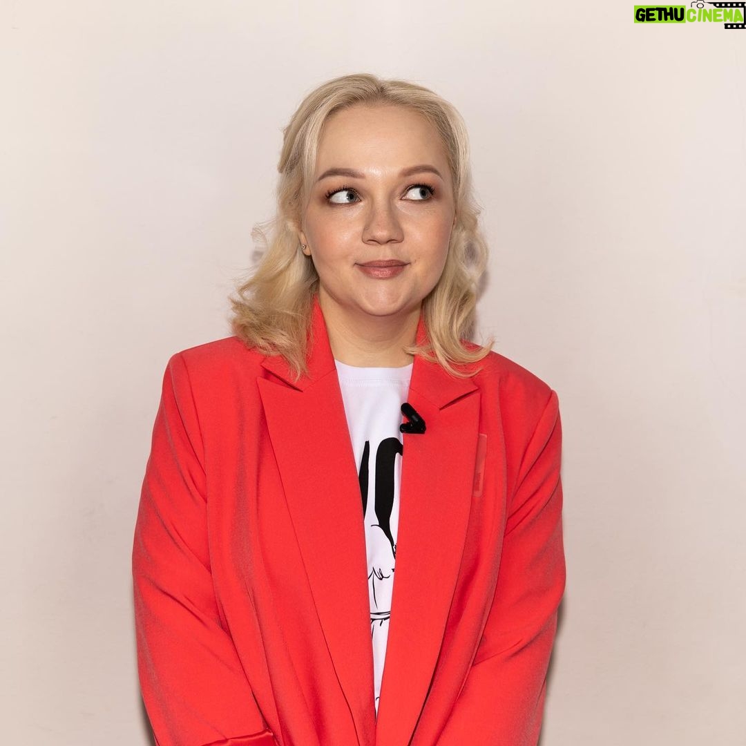 Varvara Shcherbakova Instagram - Вышел новый выпуск «Женского форума» с прекрасной Екатериной Скулкиной! Было трепетно))) ляпнула, естественно, что «я на вас росла»😂 Ой, Варвара, а что это за пиджачок на тебе??? Да вы чего! Это же @brmsk_store ! То, что нужно для ярких девчонок))) Ладно, меня покорили эти бирочки, которые больше фурнитура. Это тааак стильно выглядит🤩 И футболка тоже @brmsk_store ! Джинсы, кроссовки сама сшила… Всем бай! Ссылка в описании профиля и сторис😌