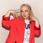 Varvara Shcherbakova Instagram - Вышел новый выпуск «Женского форума» с прекрасной Екатериной Скулкиной! Было трепетно))) ляпнула, естественно, что «я на вас росла»😂 Ой, Варвара, а что это за пиджачок на тебе??? Да вы чего! Это же @brmsk_store ! То, что нужно для ярких девчонок))) Ладно, меня покорили эти бирочки, которые больше фурнитура. Это тааак стильно выглядит🤩 И футболка тоже @brmsk_store ! Джинсы, кроссовки сама сшила… Всем бай! Ссылка в описании профиля и сторис😌