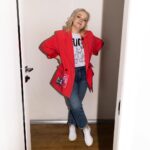 Varvara Shcherbakova Instagram - Вышел новый выпуск «Женского форума» с прекрасной Екатериной Скулкиной! Было трепетно))) ляпнула, естественно, что «я на вас росла»😂 Ой, Варвара, а что это за пиджачок на тебе??? Да вы чего! Это же @brmsk_store ! То, что нужно для ярких девчонок))) Ладно, меня покорили эти бирочки, которые больше фурнитура. Это тааак стильно выглядит🤩 И футболка тоже @brmsk_store ! Джинсы, кроссовки сама сшила… Всем бай! Ссылка в описании профиля и сторис😌