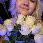 Varvara Shcherbakova Instagram - Если честно, в последний год мне редко удаётся получить удовольствие от выступления. Наверное, это легкое профессиональное выгорание🤷🏼‍♀️ Каждое выступление со стендапом похоже на предыдущее. Разница только в том, как его соберешь! Вот я крейзи сегодня! Расскажу аж две истории про говно! Ну, так веселюсь) Когда я начинала выступать со стендапом, я ведь ещё и работала на работе! Поэтому, конечно, каждый вечер, когда я что-то где-то рассказывала, был для меня настоящим праздником! А теперь я так не радуюсь, не жду, не спешу. Наверное, каждая работа однажды становится рутиной. У меня офигенная работа! Я не жалуюсь! Но уже больше работа все-таки. Безусловно, я все ещё волнуюсь перед выходом! Я переживаю за результат. Я же ещё и тревожная! Но вот именно кайфануть на сцене - это нынче большая редкость, к сожалению. Сегодня вот был один из тех редких концертов, когда мне не хотелось уходить, потому что так было классно! Конечно, это всегда заслуга зрителей! И эта подборка с цветами от вас сделана мной в последние пару месяцев. Это тааак приятно всегда! Вы бы знали! Спасибо за это признание❤️ Мы признательны в ответ) P.S. Клянусь, я каааждый раз жду , что мне кто-то что-то подарит😂 Я понимаю, что это вообще не обязательно (вы вообще-то купили недешевые билеты!), но жду всегда))))) ЭТО НЕ НАМЕК! Я поэтому после поклона ещё хожу по сцене, как собака, заглядываю в глаза😂 Ещё много-много раз большое спасибо! Когда я стану сбитым летчиком, я буду в странной одежде давать интервью Алёне Блин и рассказывать, как я когда-то была популярна, и люди дарили мне цветы, ахаха, какой был сааамый странный подарок от поклонников! Обнимаю каждого в этом чатике🫂❤️ Господи, да как же это все приятно!!! Пока писала пост, аж расплылась) всё, не могу говорить, улыбаюсь!!!