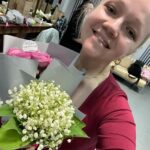 Varvara Shcherbakova Instagram - Если честно, в последний год мне редко удаётся получить удовольствие от выступления. Наверное, это легкое профессиональное выгорание🤷🏼‍♀️ Каждое выступление со стендапом похоже на предыдущее. Разница только в том, как его соберешь! Вот я крейзи сегодня! Расскажу аж две истории про говно! Ну, так веселюсь) Когда я начинала выступать со стендапом, я ведь ещё и работала на работе! Поэтому, конечно, каждый вечер, когда я что-то где-то рассказывала, был для меня настоящим праздником! А теперь я так не радуюсь, не жду, не спешу. Наверное, каждая работа однажды становится рутиной. У меня офигенная работа! Я не жалуюсь! Но уже больше работа все-таки. Безусловно, я все ещё волнуюсь перед выходом! Я переживаю за результат. Я же ещё и тревожная! Но вот именно кайфануть на сцене - это нынче большая редкость, к сожалению. Сегодня вот был один из тех редких концертов, когда мне не хотелось уходить, потому что так было классно! Конечно, это всегда заслуга зрителей! И эта подборка с цветами от вас сделана мной в последние пару месяцев. Это тааак приятно всегда! Вы бы знали! Спасибо за это признание❤️ Мы признательны в ответ) P.S. Клянусь, я каааждый раз жду , что мне кто-то что-то подарит😂 Я понимаю, что это вообще не обязательно (вы вообще-то купили недешевые билеты!), но жду всегда))))) ЭТО НЕ НАМЕК! Я поэтому после поклона ещё хожу по сцене, как собака, заглядываю в глаза😂 Ещё много-много раз большое спасибо! Когда я стану сбитым летчиком, я буду в странной одежде давать интервью Алёне Блин и рассказывать, как я когда-то была популярна, и люди дарили мне цветы, ахаха, какой был сааамый странный подарок от поклонников! Обнимаю каждого в этом чатике🫂❤️ Господи, да как же это все приятно!!! Пока писала пост, аж расплылась) всё, не могу говорить, улыбаюсь!!!
