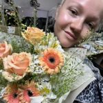 Varvara Shcherbakova Instagram - Если честно, в последний год мне редко удаётся получить удовольствие от выступления. Наверное, это легкое профессиональное выгорание🤷🏼‍♀️ Каждое выступление со стендапом похоже на предыдущее. Разница только в том, как его соберешь! Вот я крейзи сегодня! Расскажу аж две истории про говно! Ну, так веселюсь) Когда я начинала выступать со стендапом, я ведь ещё и работала на работе! Поэтому, конечно, каждый вечер, когда я что-то где-то рассказывала, был для меня настоящим праздником! А теперь я так не радуюсь, не жду, не спешу. Наверное, каждая работа однажды становится рутиной. У меня офигенная работа! Я не жалуюсь! Но уже больше работа все-таки. Безусловно, я все ещё волнуюсь перед выходом! Я переживаю за результат. Я же ещё и тревожная! Но вот именно кайфануть на сцене - это нынче большая редкость, к сожалению. Сегодня вот был один из тех редких концертов, когда мне не хотелось уходить, потому что так было классно! Конечно, это всегда заслуга зрителей! И эта подборка с цветами от вас сделана мной в последние пару месяцев. Это тааак приятно всегда! Вы бы знали! Спасибо за это признание❤️ Мы признательны в ответ) P.S. Клянусь, я каааждый раз жду , что мне кто-то что-то подарит😂 Я понимаю, что это вообще не обязательно (вы вообще-то купили недешевые билеты!), но жду всегда))))) ЭТО НЕ НАМЕК! Я поэтому после поклона ещё хожу по сцене, как собака, заглядываю в глаза😂 Ещё много-много раз большое спасибо! Когда я стану сбитым летчиком, я буду в странной одежде давать интервью Алёне Блин и рассказывать, как я когда-то была популярна, и люди дарили мне цветы, ахаха, какой был сааамый странный подарок от поклонников! Обнимаю каждого в этом чатике🫂❤️ Господи, да как же это все приятно!!! Пока писала пост, аж расплылась) всё, не могу говорить, улыбаюсь!!!