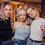 Varvara Shcherbakova Instagram - Я родилась 1 января, как и моя мама! Поэтому обычно 1 числа к нам приходили родственники и дарили мне на день рождения кастрюли для мамы на Новый год!.. Мама всегда старалась устроить мне праздник, у меня было счастливое детство ребенка 90-х) Но сейчас, когда я смотрю, как отмечают дни рождения дети Оксаны Самойловой и Гоар Аветисян, я думаю, девки, давайте честно, вы же закрываете свои гештальты бедного детства! Я смотрю, лайкаю и мечтаю о таком же празднике хоть раз в жизни! Но я же уже взрослая!!! Я должна отмечать с водочкой и суши-сетом! А тут чёт я такая - хочу прикола! Хочу классный детский праздник в мае! Вот он! Было так прекрасно, что я даже не буду рассказывать, как) Но вы должны знать, что в какой-то момент (когда я ползала в куче конфетти) я поймала себя на ощущении полнейшего счастья! Да, так и было! Всё, пока!!! Спасибо, @kidzaniamoscow ! Вы настоящие джентельмены и профессионалы! Спасибо всем, кто пришел! Я думала, никто не придет😂 Спасибо моим любимым друзьям, которые прилетели из других городов и стран🫶🏻 Спасибо! Я давно не была так счастлива🥰