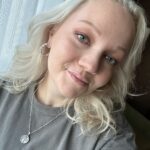 Varvara Shcherbakova Instagram - А вот просто давно не было моего ФЕЙСА! Мысль будет глубокой!!! Этот образ для меня создала Асель @osya.make - милая девушка, прекрасный визажист из Оренбурга. Я знаю, как это сложно - быть мастером красоты в регионе. И ценник в разы ниже, и спрос. Ведь многие думают: «Щаззз, платить ещё полторашку! Я сама накрашусь!» Конечно, в Москве эта сфера более востребована, ибо есть больше поводов выгулять макияжики😍 Для меня вообще макияж стал частью работы, я перестала это ценить. Хотя понимаю, как сильно мне повезло! Со мной работают такииие профи!!! Я к чему! Девочки, девушки, женщины. Где бы вы ни жили, иногда дарите себе красоту чужими руками) Я не сомневаюсь, что в вашем городе есть талантливые мастера, которым можно довериться. Многие проходят дорогущее обучение регулярно, только бы суметь подарить вам радость и красивые фоточки😍 Может, я и ерунду тут взялась обсуждать, конечноооо… Но я помню, как «классно» меня накрасила моя тетя на выпускной 13 лет назад! Хочется сжечь эти фотографии)) сегодня я бы такой ошибки не допустила! Я бы пошла за образом в студию! И ещё бы кофейку налили точно🙃 Кстати, Оренбург, спасибо за концерт! Было просто потрясающе тепло💖 Orenburg, Russia