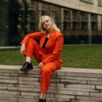 Varvara Shcherbakova Instagram - Я помню, как формировалось моё отношение к одежде. Сначала рынок! Мнооого лет рынок) Где брали то, что просто по размеру подошло, о красоте и речи не было вообще. Вечная классика, когда: «На себя? На девочку смотрите? На девочку нет ничего!» И ты такая - ну, ок! Мне 13, а я в блузе. Потом у нас в городе открыли первый сетевой магазин. Назовем его, допустим, «Перранова»… Вайййяяя! Что это было! Когда вся твоя группа в универе в одинаковых джинсах и кожанках. Потом завезли летние шорты по 100 рублей - все в них. Мы даже прогуливали пары, чтобы просто походить и потрогать шмотки)) А, забыла! Всё это время вкуса у меня было ровно ноль! У меня была плюшевая водолазка в стиле бёрберри))) СО СТРАЗАМИ!!! И белые брюки с пуговицами на икрах!!! Такой лук был для старших классов…… Щас я мощно почистила свой шкаф (а также ауру и картину мира), оставила только то, что хорошо смотрится в сторис)) Мне даже стали делать комплиментики, что я стилёк! Потому что я пришла к вот какому выводу: чистый яркий цвет, приятные ткани, качественная фурнитура и ненавязчивые детали - это то, что делает одежду искусством😍 И, да, я худею изо всех сил! Но мне всё ещё актуально это красивое слово Plus Size…… Поэтому я тут в классных образах бренда @brmsk_store ! Они не только для таких уютных форм, как у меня, но и таких, на какие я надеюсь через пару месяцев)))