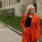 Varvara Shcherbakova Instagram - Я помню, как формировалось моё отношение к одежде. Сначала рынок! Мнооого лет рынок) Где брали то, что просто по размеру подошло, о красоте и речи не было вообще. Вечная классика, когда: «На себя? На девочку смотрите? На девочку нет ничего!» И ты такая - ну, ок! Мне 13, а я в блузе. Потом у нас в городе открыли первый сетевой магазин. Назовем его, допустим, «Перранова»… Вайййяяя! Что это было! Когда вся твоя группа в универе в одинаковых джинсах и кожанках. Потом завезли летние шорты по 100 рублей - все в них. Мы даже прогуливали пары, чтобы просто походить и потрогать шмотки)) А, забыла! Всё это время вкуса у меня было ровно ноль! У меня была плюшевая водолазка в стиле бёрберри))) СО СТРАЗАМИ!!! И белые брюки с пуговицами на икрах!!! Такой лук был для старших классов…… Щас я мощно почистила свой шкаф (а также ауру и картину мира), оставила только то, что хорошо смотрится в сторис)) Мне даже стали делать комплиментики, что я стилёк! Потому что я пришла к вот какому выводу: чистый яркий цвет, приятные ткани, качественная фурнитура и ненавязчивые детали - это то, что делает одежду искусством😍 И, да, я худею изо всех сил! Но мне всё ещё актуально это красивое слово Plus Size…… Поэтому я тут в классных образах бренда @brmsk_store ! Они не только для таких уютных форм, как у меня, но и таких, на какие я надеюсь через пару месяцев)))