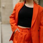 Varvara Shcherbakova Instagram - Я помню, как формировалось моё отношение к одежде. Сначала рынок! Мнооого лет рынок) Где брали то, что просто по размеру подошло, о красоте и речи не было вообще. Вечная классика, когда: «На себя? На девочку смотрите? На девочку нет ничего!» И ты такая - ну, ок! Мне 13, а я в блузе. Потом у нас в городе открыли первый сетевой магазин. Назовем его, допустим, «Перранова»… Вайййяяя! Что это было! Когда вся твоя группа в универе в одинаковых джинсах и кожанках. Потом завезли летние шорты по 100 рублей - все в них. Мы даже прогуливали пары, чтобы просто походить и потрогать шмотки)) А, забыла! Всё это время вкуса у меня было ровно ноль! У меня была плюшевая водолазка в стиле бёрберри))) СО СТРАЗАМИ!!! И белые брюки с пуговицами на икрах!!! Такой лук был для старших классов…… Щас я мощно почистила свой шкаф (а также ауру и картину мира), оставила только то, что хорошо смотрится в сторис)) Мне даже стали делать комплиментики, что я стилёк! Потому что я пришла к вот какому выводу: чистый яркий цвет, приятные ткани, качественная фурнитура и ненавязчивые детали - это то, что делает одежду искусством😍 И, да, я худею изо всех сил! Но мне всё ещё актуально это красивое слово Plus Size…… Поэтому я тут в классных образах бренда @brmsk_store ! Они не только для таких уютных форм, как у меня, но и таких, на какие я надеюсь через пару месяцев)))