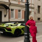 Varvara Shcherbakova Instagram - Я помню, как формировалось моё отношение к одежде. Сначала рынок! Мнооого лет рынок) Где брали то, что просто по размеру подошло, о красоте и речи не было вообще. Вечная классика, когда: «На себя? На девочку смотрите? На девочку нет ничего!» И ты такая - ну, ок! Мне 13, а я в блузе. Потом у нас в городе открыли первый сетевой магазин. Назовем его, допустим, «Перранова»… Вайййяяя! Что это было! Когда вся твоя группа в универе в одинаковых джинсах и кожанках. Потом завезли летние шорты по 100 рублей - все в них. Мы даже прогуливали пары, чтобы просто походить и потрогать шмотки)) А, забыла! Всё это время вкуса у меня было ровно ноль! У меня была плюшевая водолазка в стиле бёрберри))) СО СТРАЗАМИ!!! И белые брюки с пуговицами на икрах!!! Такой лук был для старших классов…… Щас я мощно почистила свой шкаф (а также ауру и картину мира), оставила только то, что хорошо смотрится в сторис)) Мне даже стали делать комплиментики, что я стилёк! Потому что я пришла к вот какому выводу: чистый яркий цвет, приятные ткани, качественная фурнитура и ненавязчивые детали - это то, что делает одежду искусством😍 И, да, я худею изо всех сил! Но мне всё ещё актуально это красивое слово Plus Size…… Поэтому я тут в классных образах бренда @brmsk_store ! Они не только для таких уютных форм, как у меня, но и таких, на какие я надеюсь через пару месяцев)))