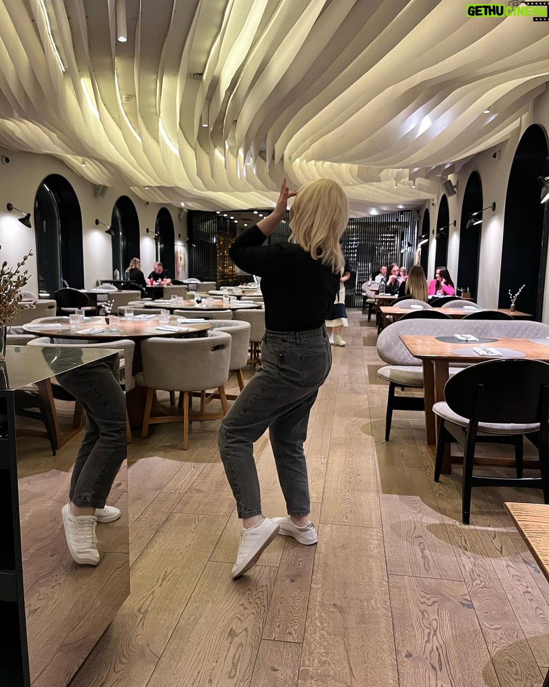 Varvara Shcherbakova Instagram - Был замечательный концерт в Красноярске! И сильно замечательный вечер в @cheshuya_bellini 😍😍😍 Кайф всё: вкусно, красиво, эстетично, приятно! И прекрасные фоточки руками мастера @helga_luma и @venevito 🫂🫂 Ресторан Чешуя