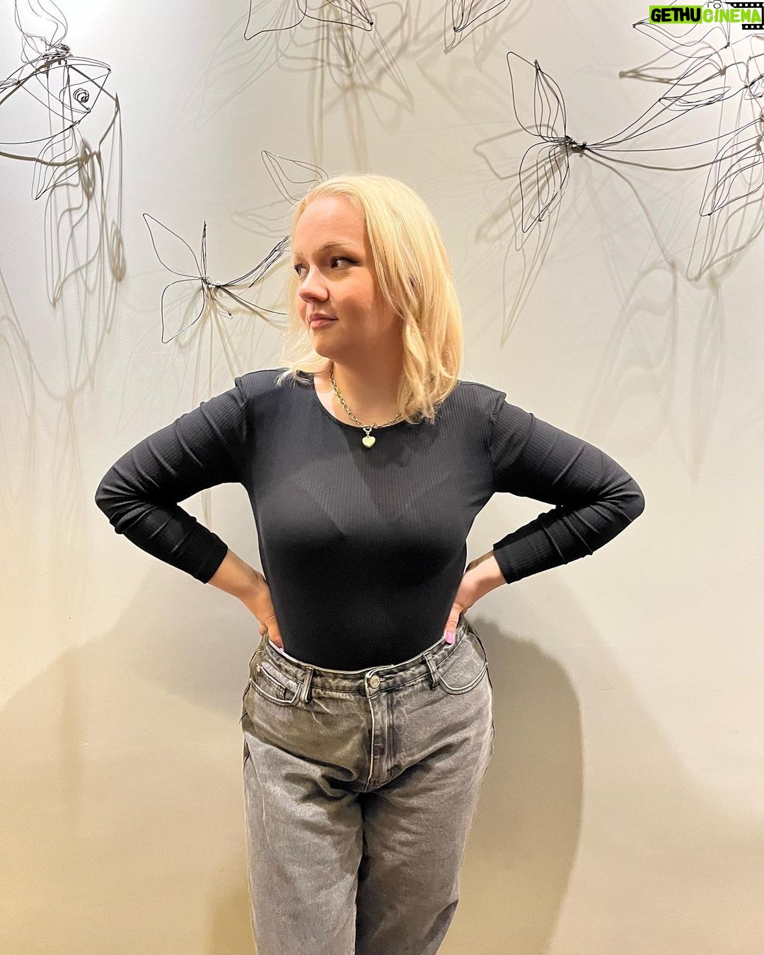 Varvara Shcherbakova Instagram - Был замечательный концерт в Красноярске! И сильно замечательный вечер в @cheshuya_bellini 😍😍😍 Кайф всё: вкусно, красиво, эстетично, приятно! И прекрасные фоточки руками мастера @helga_luma и @venevito 🫂🫂 Ресторан Чешуя