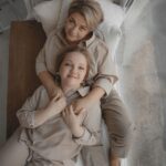 Varvara Shcherbakova Instagram - У мамы сегодня День учителя! Уже сильно не первый раз, но она просит не уточнять, какой именно…… Никто так не учил меня добру, как мама! Мой вечный преподаватель жизни, биологии и химии🔬 Поздравьте своих учителей сегодня! Это важный день для важных людей🥰