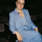 Varvara Shcherbakova Instagram - 1997 год. Основательница журнала «Важное эбало» Варвара Щербакова в своём кабинете на минус первом этаже Москва тити-мити! На этом фото в данный момент ХУДЕЮ! ХОЧУ ЖРАТЬ! Спасибо🫶🏻 P.S. Скоро новый выпуск @zhenski_forum ! Ждётиииии?) Фото @liza.sobolevaa 💞 Важная птица