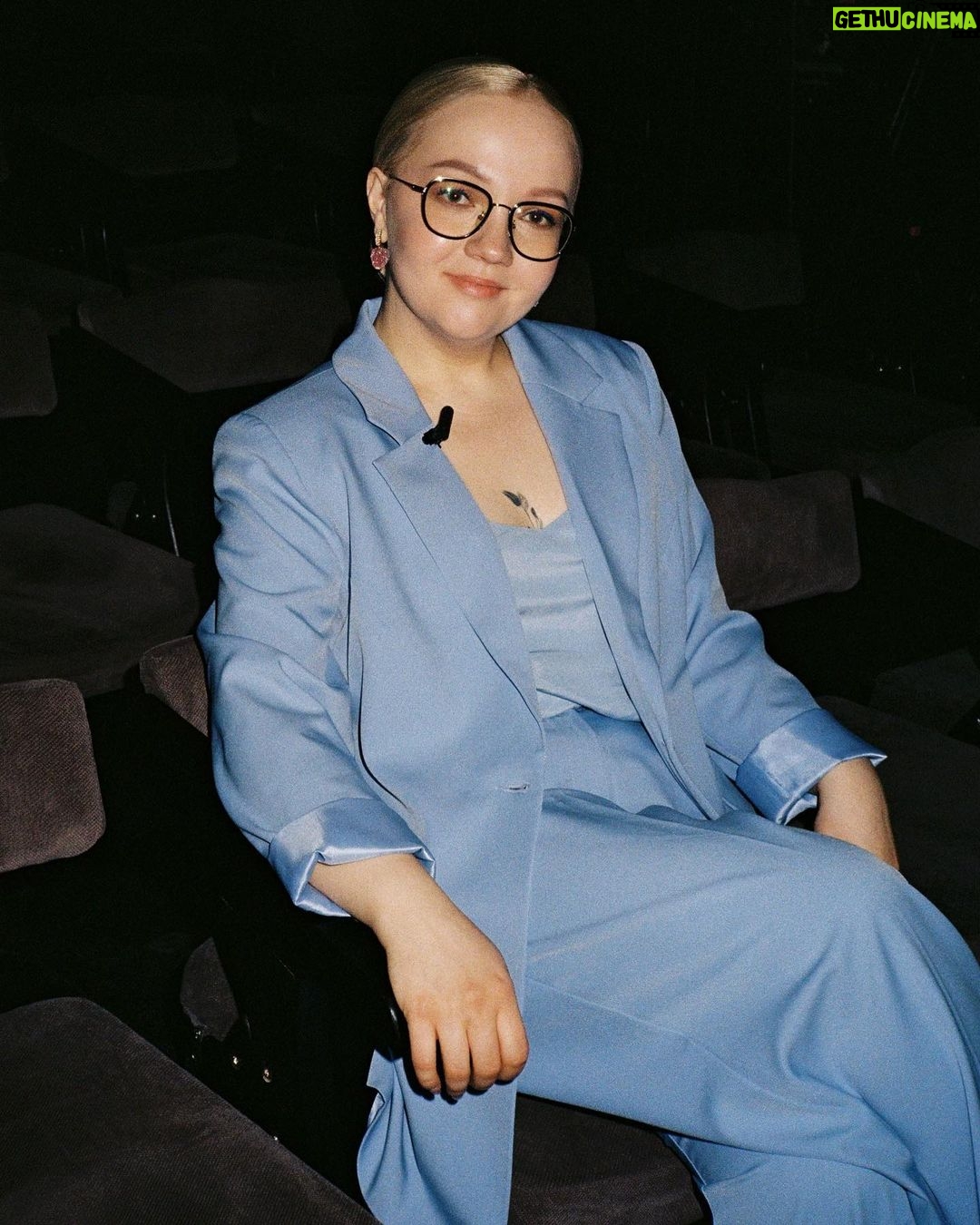 Varvara Shcherbakova Instagram - 1997 год. Основательница журнала «Важное эбало» Варвара Щербакова в своём кабинете на минус первом этаже Москва тити-мити! На этом фото в данный момент ХУДЕЮ! ХОЧУ ЖРАТЬ! Спасибо🫶🏻 P.S. Скоро новый выпуск @zhenski_forum ! Ждётиииии?) Фото @liza.sobolevaa 💞 Важная птица