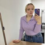 Varvara Shcherbakova Instagram - Быть для всех хорошей - невозможно. Щас время такое! Даже мать Тереза имела бы парочку хейтеров. Можно позволить себе злиться, ревновать, завидовать, ненавидеть. Можно беситься, если вас выбесили. И ругаться, если вас толкнули в метро. Если вы расстроились, это не значит, что у вас недотрах! Иногда трах бывает такой, что вы подумаете: «Даже смерть хомячка не расстроила меня так, как секс с Геннадием». Невозможно всё время быть хорошим человеком. Потому что это никому не нужно. Если вы никогда не даёте повода на себя позлиться, вас начнут ненавидеть именно за это. ОЙ, БЛЯДЬ, СВЯТОЙ КАКОЙ! ДА ПОШЁЛ ОН В ЖОПУ!!! ТОЖЕ МНЕ, ВОЛОНТЁР!!! ПРОСТО ХОЧЕТ ГРАМОТУ!!! Я никому не откажу. Я ворвусь с поддержкой, даже если меня не просили. И вот, значит, иду я как-то по улице, вижу - лежит дяденька, очевидно, бомж, и, кажется, не дышит… Я испугалась! Вызвала скорую помощь. Приехали врачи, что-то ему дали, он протрезвел……… И сказал мне БОЛЬШОЕ СПАСИБО!!! (нет) ПОШЛА НА ХУЙ!!! Больше я не хочу быть хорошей! Хочу быть смелой. И, если баба в метро мне нахамила, хочу мощно отхерососить её в ответ. А не как вчера!!! Меня отхабалили по полной, а я сказала: «Ну что же вы так…» 💄 @nina_nezhinskaia 👚 @binitra_bini Я хорошая