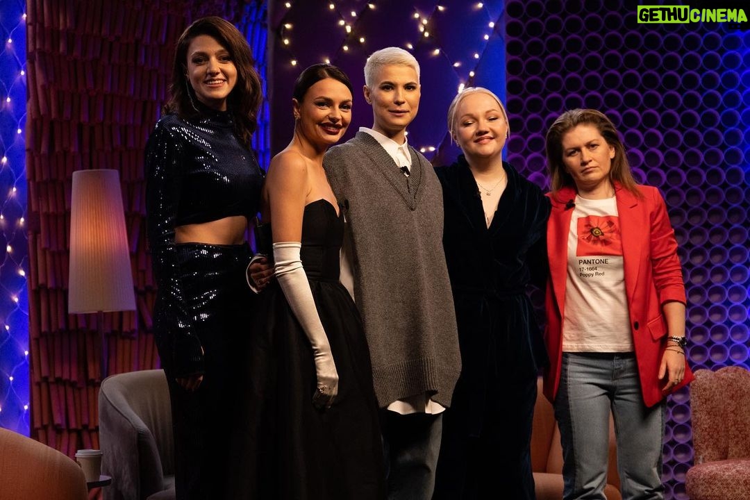 Varvara Shcherbakova Instagram - НОВОГОДНИЙ ЖЕНСКИЙ ФОРУМ уже в ютубе🎄 Кайфовый выпуск с нашими и вашими самыми любимкинсами в гостях! Спасибо, дорогие @dzhabrailov_igor @zoya_zoo @goshakartsev 💓 Было сильно хорошо, тепло, смешно и красиво😍 Включаем, наряжаем ёлочку, пьём вкусненькое и кайфуем! Отдельное спасибо роднулькам @ilonamakeup за этот блестящий мейк🥰 @yanchi444 за что-то удивительное на волосах🤩 и @b.i.l.e.t.s.k.a.y.a за данный сьют и стиль❤️ 💙 @startyom @rustam_dzhibilov В этом году мы всё! До встречи в 2023❣️ Подарки на Новый год