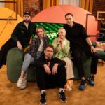 Varvara Shcherbakova Instagram - В ГОСТЯХ У ВАРИ! Велком, как говорится, в новое шоу с добрым, уютным, домашним настроением🥰 Мы бэстиками постарались и сняли так, чтобы самим было кайф! Спасибо, дорогие гости, зрители и все-все! Обнимаю каждого🫂 Приятного просмотра и комментирования🫶🏻 Ссылка в шапке профиля, а также в сторис неистовый поток ссылок))) Креативченко: @startyom @vinogradovavalera @lavrov_m Режиссер: @xobbitpustota Бессменный мейк энд хэир: @ilonamakeup @stroeva__sveta Стайл: @b.i.l.e.t.s.k.a.y.a @lazareva_.k