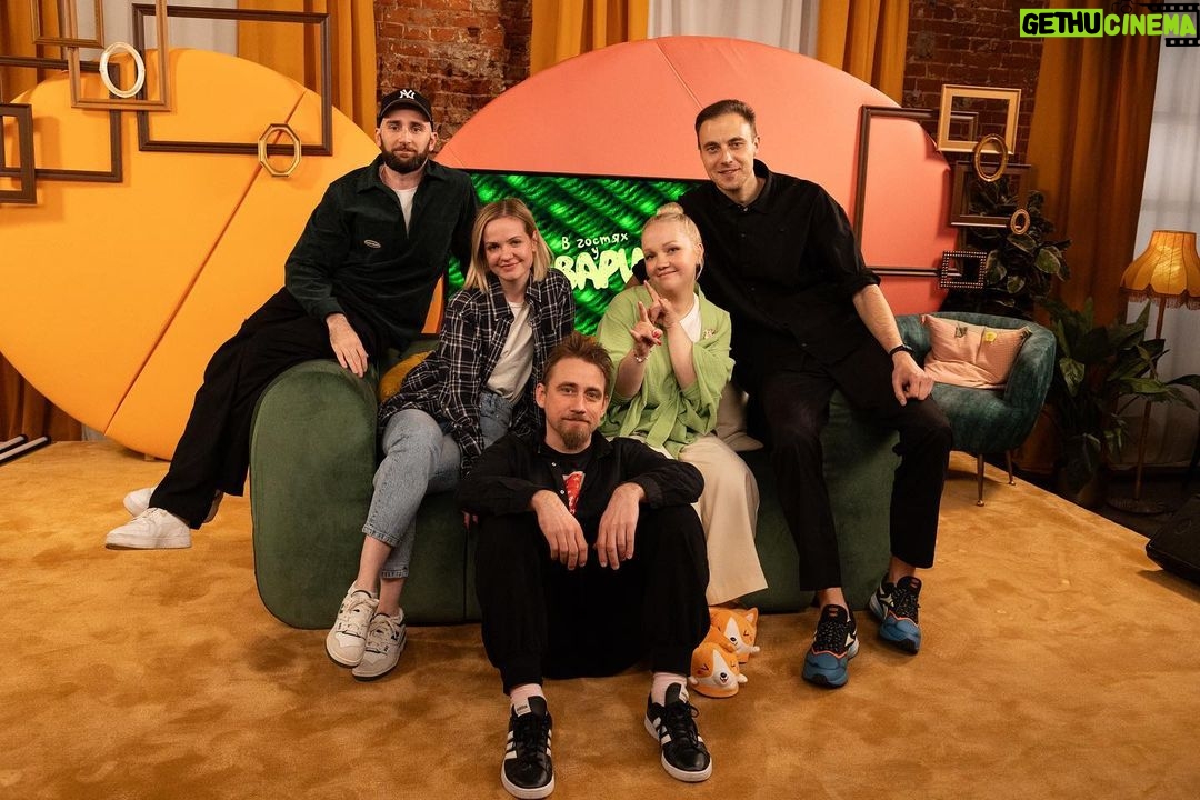 Varvara Shcherbakova Instagram - В ГОСТЯХ У ВАРИ! Велком, как говорится, в новое шоу с добрым, уютным, домашним настроением🥰 Мы бэстиками постарались и сняли так, чтобы самим было кайф! Спасибо, дорогие гости, зрители и все-все! Обнимаю каждого🫂 Приятного просмотра и комментирования🫶🏻 Ссылка в шапке профиля, а также в сторис неистовый поток ссылок))) Креативченко: @startyom @vinogradovavalera @lavrov_m Режиссер: @xobbitpustota Бессменный мейк энд хэир: @ilonamakeup @stroeva__sveta Стайл: @b.i.l.e.t.s.k.a.y.a @lazareva_.k