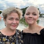 Varvara Shcherbakova Instagram - Просто мы с мамой! И отдельно мама в цветах! Это ещё одна пояснительная бригада к сторис про переезд) Я взяла вторую ипотеку поближе к работе, а мама будет жить в моей любименькой квартирке в Балашихе😍 Теперь мы будем видеться чаще! Я этому очень рада! Но сначала надо разобрать все сраные коробки……