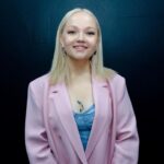Varvara Shcherbakova Instagram - Просто много меня в розовом пиджаке! О, этот мучительный выбор новой аватарки…… 📸 @shlnch