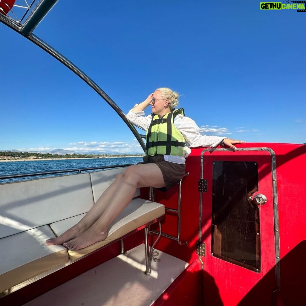 Varvara Shcherbakova Instagram - Варвара Морской Котик!!! Это фото было сделано за минуту до того, как мне отбили жопу на этом катере на каждой волне, а наш капитан спрыгнул с крыши в море😍