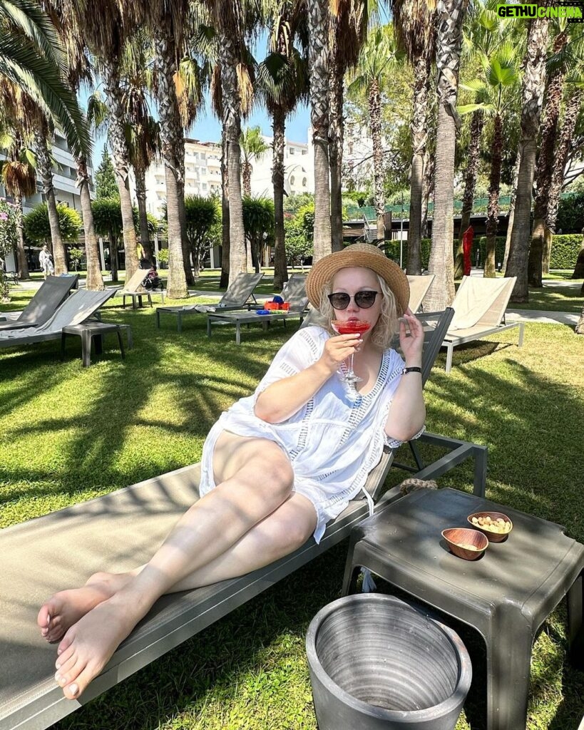 Varvara Shcherbakova Instagram - Кабута надо сюда эту фоточку выложиц!!! ЕТА Я АДЫХАЮ!!!!!!!!! ⛱️🏖️🏝️🧘🏼‍♀️🏊🏻‍♀️🤸🏼‍♀️🌞🪸🍉🥨🍨🍹🗺️💺⛵️🚤🛌👙🩴🕶️👒 Miramare Beach Hotel