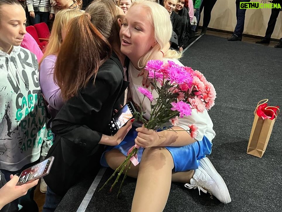Varvara Shcherbakova Instagram - Мои первые самостоятельные гастроли! Было так замечательно, что не знаю даже, что и добавить) В первый день я расплакалась на отбивке во время репетиции))) Спасибо всем, кто был💔 И жду всех, кто еще планирует быть❤️ Билетики в ваших городах все еще по ссылке в описании профиля! Мы с @tsalik_oksana скоро к вам прибудем))