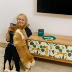 Varvara Shcherbakova Instagram - Я люблю подарки! И вот недавно мне подарили Яндекс Станцию Миди. Красивая, маленькая и крутого цвета! Для домашних вечеринок не нужно больше ничего - она очень громкая. Я с кайфом слушаю КИШа и Лазарева! А ещё новые возможности уже знакомой Алисы и управление умным домом. А эти глазки… Ну, такая кокетка)😍