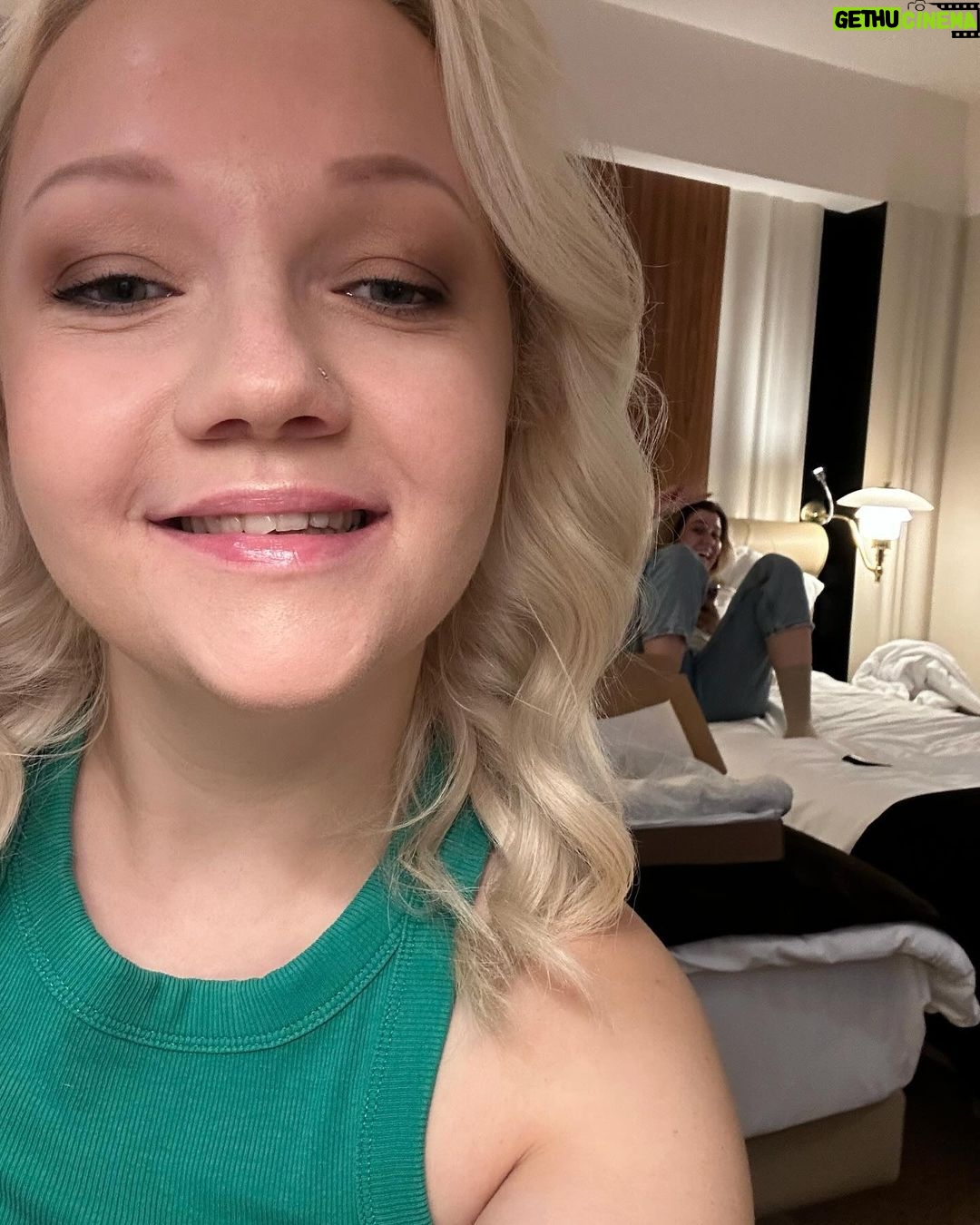 Varvara Shcherbakova Instagram - Что-то я совсем перестала любить фотографироваться, официально заявляю) Мне стало важно проживать моменты, которые хочется запечатлеть. Смотреть концерты не через камеру айфона, а вот прям глазами! А фотки с макияжем стали чем-то обыденным, я даже просто бэкстейдж сразу удаляю. А вот фоткать собаку не перестану никогда))))) А вы как взрослеете? Поделитесь)