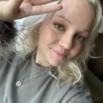 Varvara Shcherbakova Instagram - А вот просто давно не было моего ФЕЙСА! Мысль будет глубокой!!! Этот образ для меня создала Асель @osya.make - милая девушка, прекрасный визажист из Оренбурга. Я знаю, как это сложно - быть мастером красоты в регионе. И ценник в разы ниже, и спрос. Ведь многие думают: «Щаззз, платить ещё полторашку! Я сама накрашусь!» Конечно, в Москве эта сфера более востребована, ибо есть больше поводов выгулять макияжики😍 Для меня вообще макияж стал частью работы, я перестала это ценить. Хотя понимаю, как сильно мне повезло! Со мной работают такииие профи!!! Я к чему! Девочки, девушки, женщины. Где бы вы ни жили, иногда дарите себе красоту чужими руками) Я не сомневаюсь, что в вашем городе есть талантливые мастера, которым можно довериться. Многие проходят дорогущее обучение регулярно, только бы суметь подарить вам радость и красивые фоточки😍 Может, я и ерунду тут взялась обсуждать, конечноооо… Но я помню, как «классно» меня накрасила моя тетя на выпускной 13 лет назад! Хочется сжечь эти фотографии)) сегодня я бы такой ошибки не допустила! Я бы пошла за образом в студию! И ещё бы кофейку налили точно🙃 Кстати, Оренбург, спасибо за концерт! Было просто потрясающе тепло💖 Orenburg, Russia