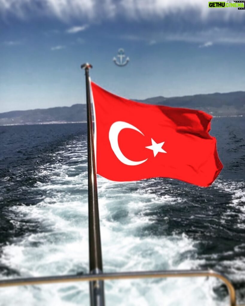 Vatan Şaşmaz Instagram - #mondaymotivation #istanbulbosphorus #iyihaftalar photo by @hasankeydal 👍🏼💙🔥