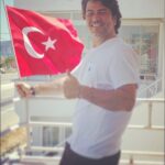Vatan Şaşmaz Instagram - 🇹🇷19 Mayıs 1919, Kurtuluş Savaşı’nın Samsun’da resmen başladığı tarih. Ulu önderimiz Atatürk bu tarih için, “Benim doğum günüm” ifadesini kullanmıştı. Ata’mızı şükaranla anıyor 🙏🏼ve 19 Mayıs Gençlik ve Spor Bayramı’mımizi kutluyorum❤️haydi bakalim gencler asin bayrakları🇹🇷#19mayısgençlikvesporbayramı