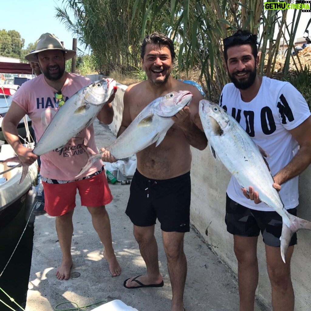 Vatan Şaşmaz Instagram - Vay anasini sayin seyirciler😁resmen denizi kuruttuk 😉balikkklllaaarrrrrrr 🎣 @mustafarahmantohma @deephumans @volkan_hepozel @alpkirsan @oltacicocuk #rasimadali #akya #amberjack #fish #fishing #jigging #spearfishing #arsuz #domuzburnu