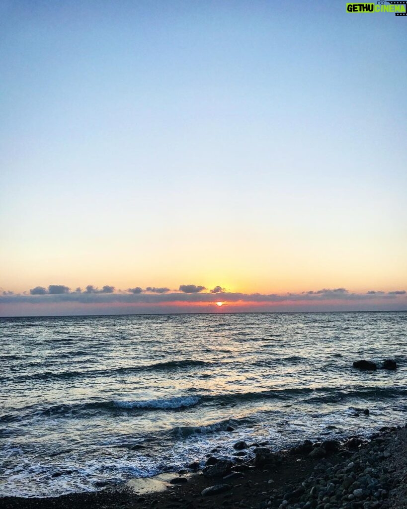 Vatan Şaşmaz Instagram - Haydi Abbas, vakit tamam; Akşam diyordun işte oldu akşam...#sunset #sundown #vanillasky #horizon #afternoon #twilight #arsuz