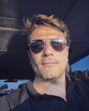Vatan Şaşmaz Instagram - Ne iş gardaş,sete giderkene selfi de mi çekinmeyek😎#özçekim #selfie #işlergüçler #yollar #gözlükşekilönümdençekil #maşşallahde