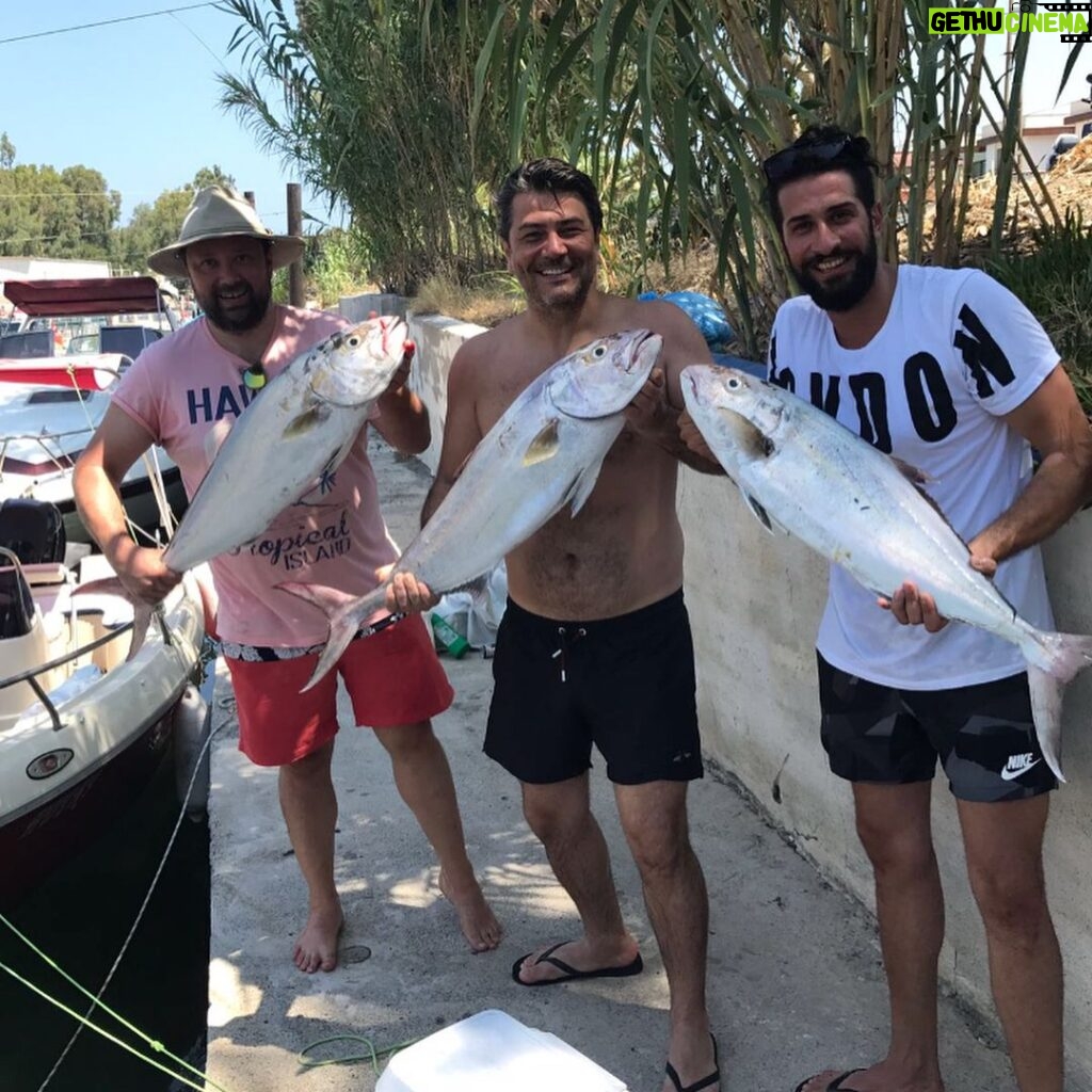 Vatan Şaşmaz Instagram - Vay anasini sayin seyirciler😁resmen denizi kuruttuk 😉balikkklllaaarrrrrrr 🎣 @mustafarahmantohma @deephumans @volkan_hepozel @alpkirsan @oltacicocuk #rasimadali #akya #amberjack #fish #fishing #jigging #spearfishing #arsuz #domuzburnu