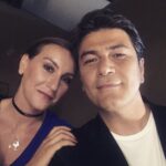 Vatan Şaşmaz Instagram - Yine Yeni Yeniden....15 yaşını dolduran Türkiye'nin klasiği dizimiz "çocuklar duymasın" bu akşam saat 20:00 de ayni kadrosu ve yepisyeni bölümüyle kanal D'de.bize şans dileyin 🙏🏼🤞🏼#cocuklarduymasin #dekoltekafa #Engin @mehmetauf @karadaglitamerr @birolguvenmint @pinaraltug_atacan @alpaslanozmol.official @cocuklarduymasin2017mint @zgunenc @volsev @kanald