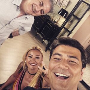 Vatan Şaşmaz Instagram - Yine Yeni Yeniden....15 yaşını dolduran Türkiye'nin klasiği dizimiz "çocuklar duymasın" bu akşam saat 20:00 de ayni kadrosu ve yepisyeni bölümüyle kanal D'de.bize şans dileyin 🙏🏼🤞🏼#cocuklarduymasin #dekoltekafa #Engin @mehmetauf @karadaglitamerr @birolguvenmint @pinaraltug_atacan @alpaslanozmol.official @cocuklarduymasin2017mint @zgunenc @volsev @kanald