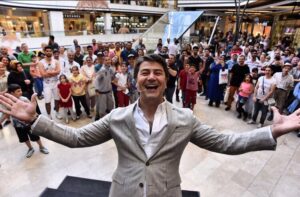 Vatan Şaşmaz Instagram - Altin Yagmuru @axisavm ve @metrogardenavm de. Bugün @metrogardenavm'deydik. Altın dağıtmaya devam...
