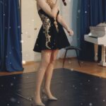 Vera Aldonina Instagram - Вчера на школьном предновогоднем концерте я спела свою любимую рождественскую песню M. Carey "All I want for Christmas is you" 🎅🏻🎄❤️. Под бой курантов загадаю, чтобы микрофоны больше никогда не свистели 😅🙃